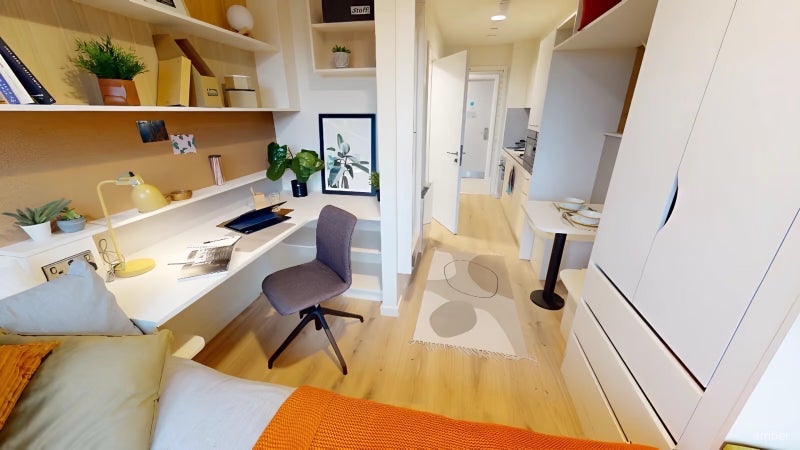 Flat Hatfields in Greater London