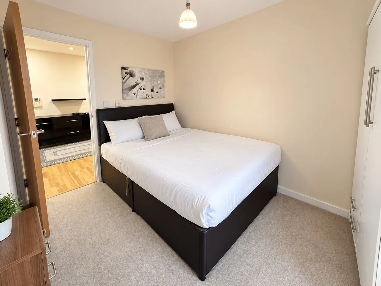 Flat Empire Way in Greater London