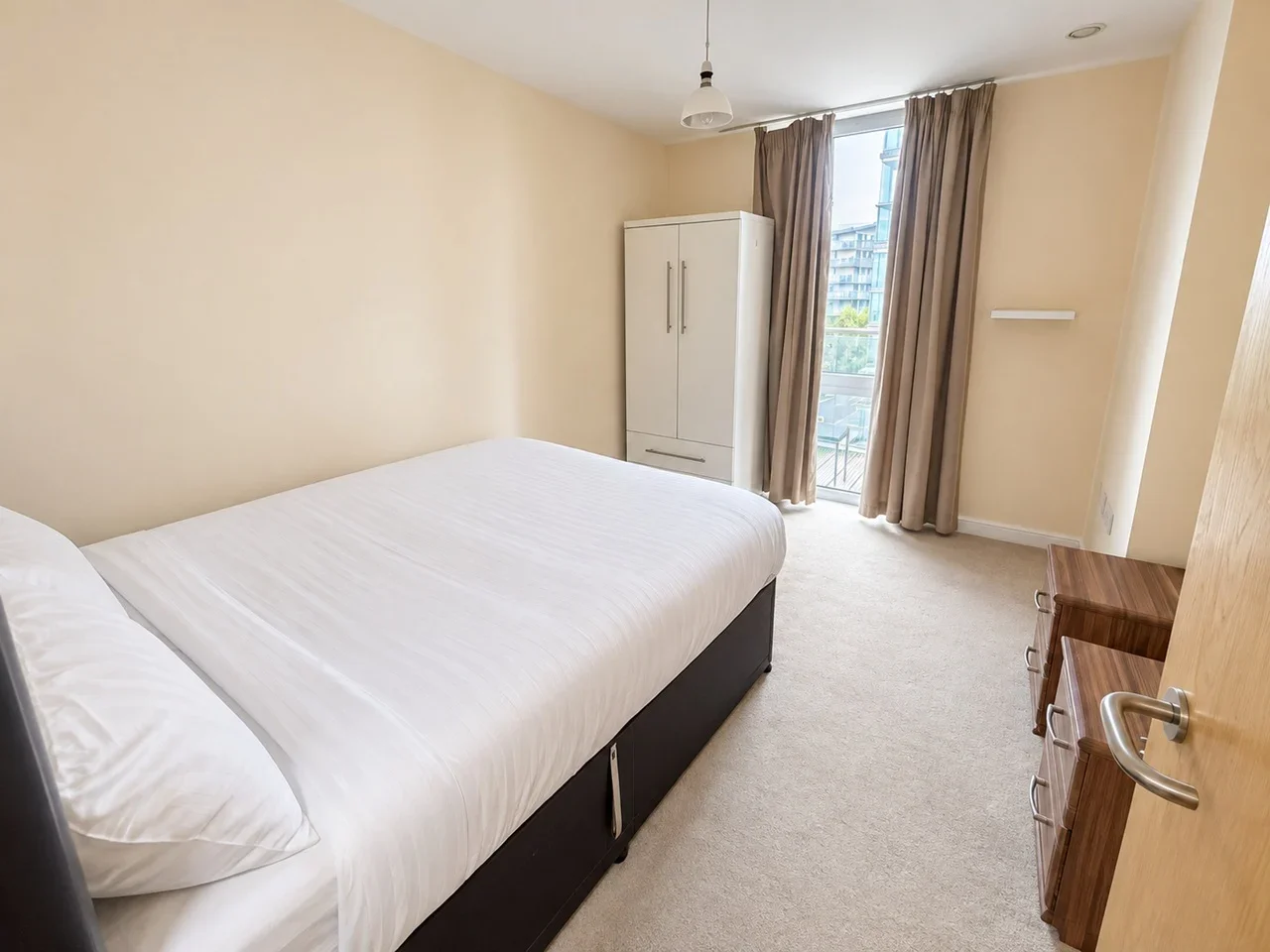 Flat Empire Way in Greater London