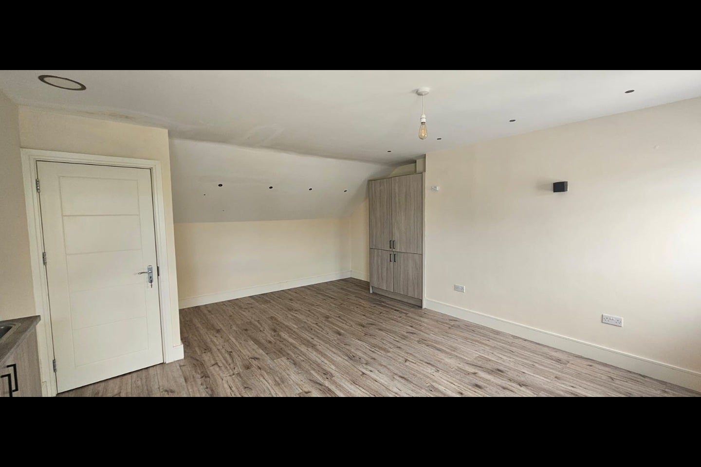 Flat Hornchurch Road in Greater London
