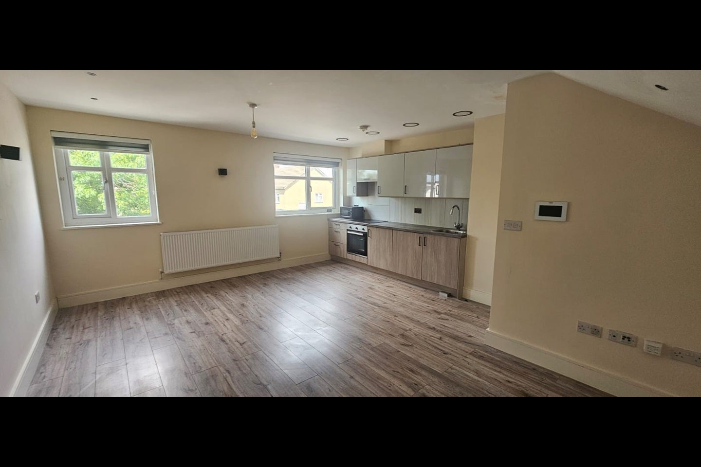 Flat Hornchurch Road in Greater London