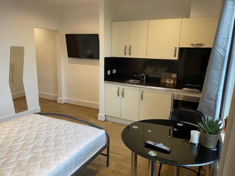 Flat Finchley Road in Greater London