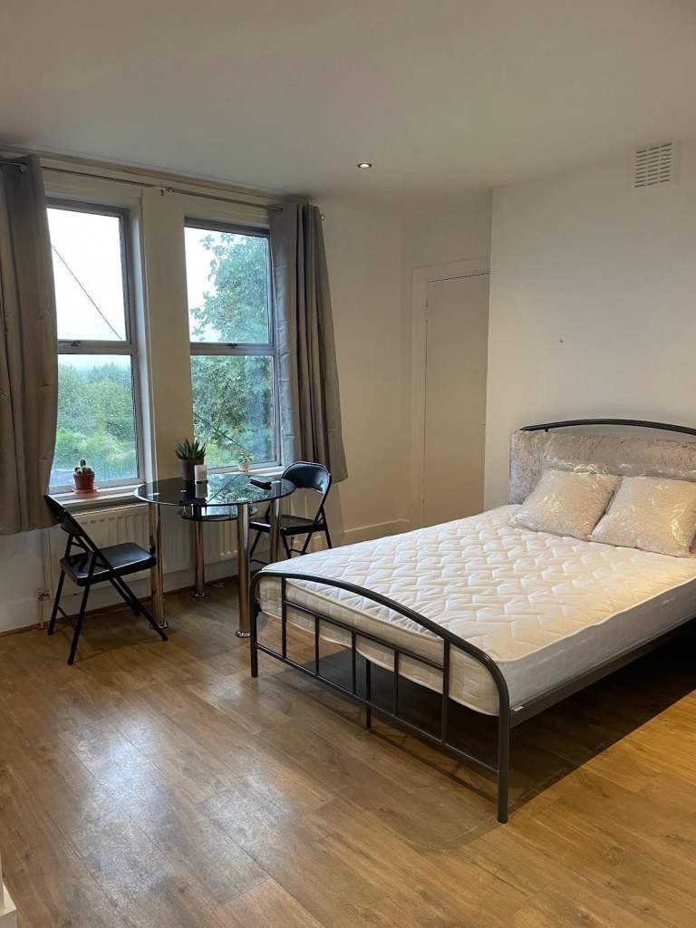 Flat Finchley Road in Greater London