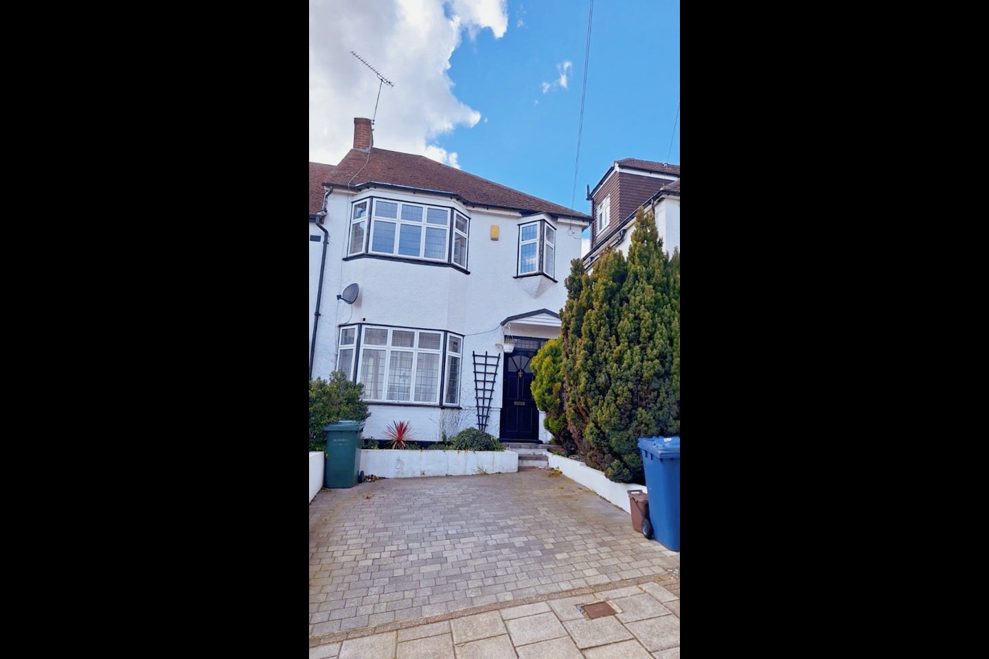 House Woodfall Avenue in Greater London