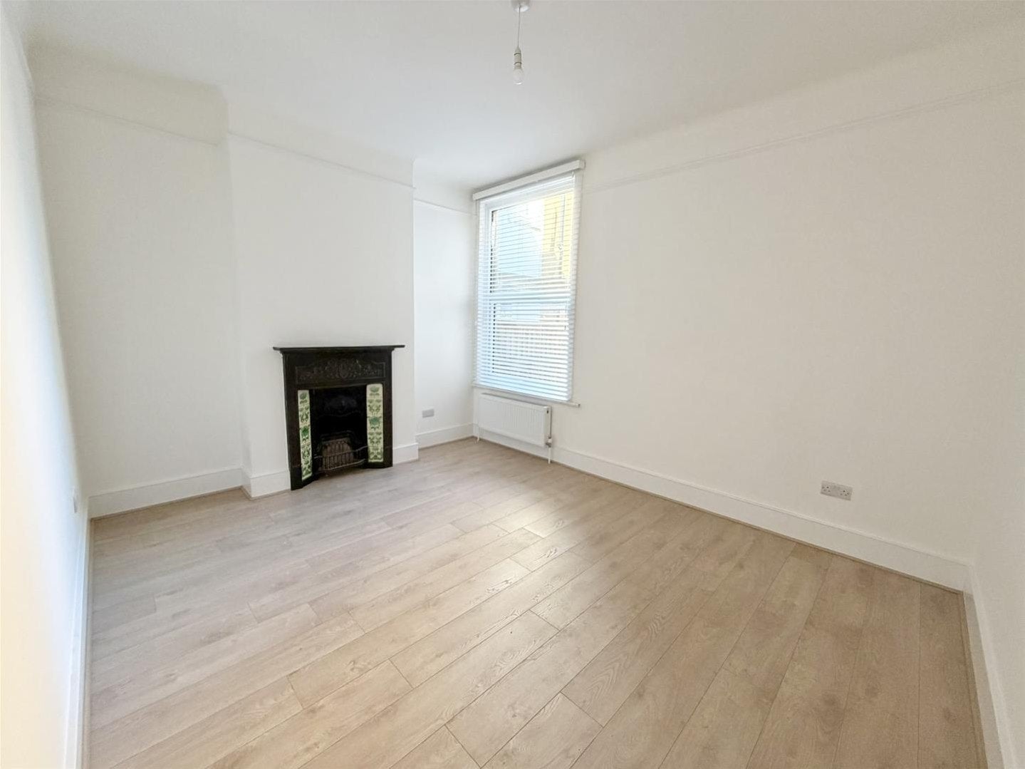 Flat Holland Road in Greater London