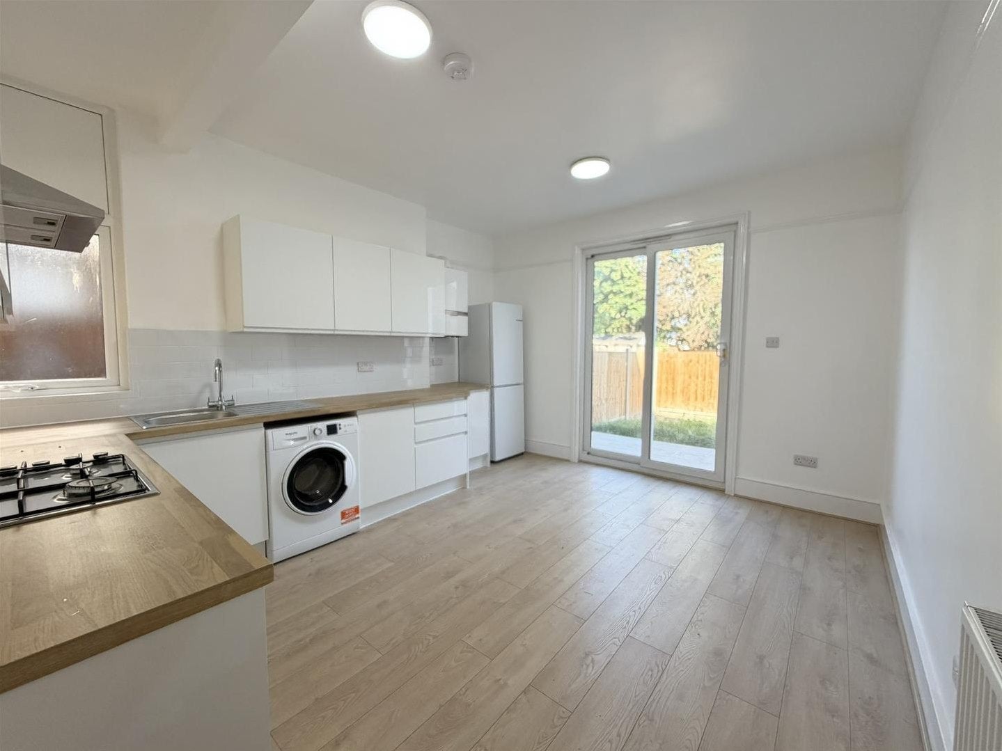 Flat Holland Road in Greater London