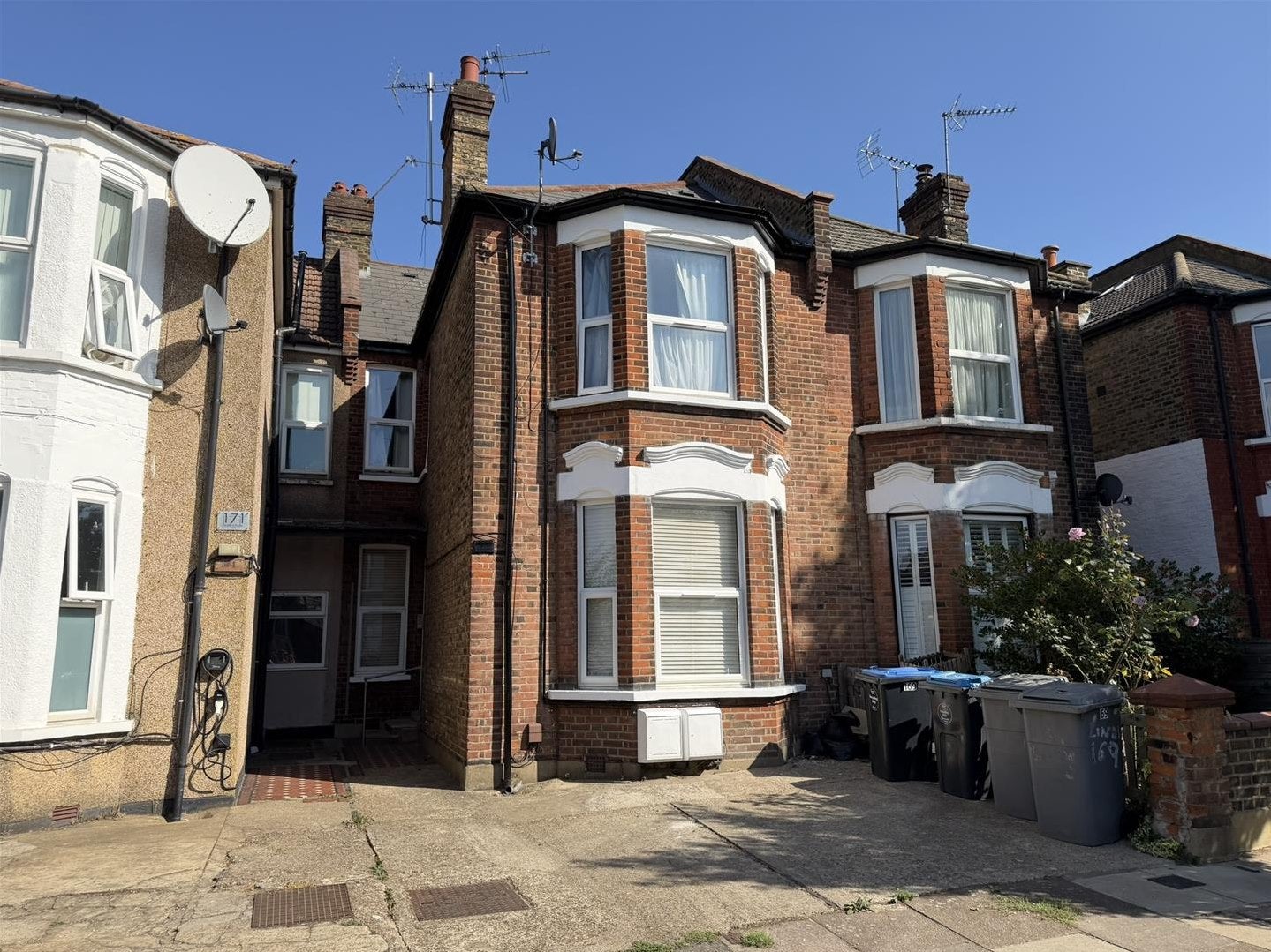 Flat Holland Road in Greater London