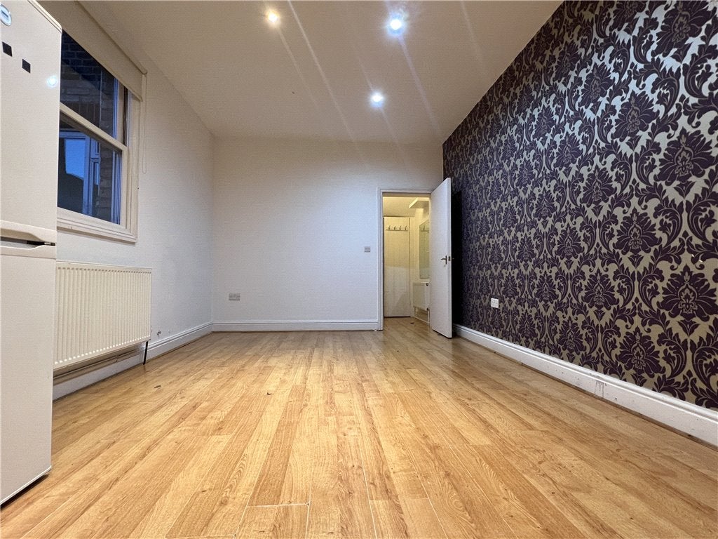 Flat Northfield Avenue in Greater London