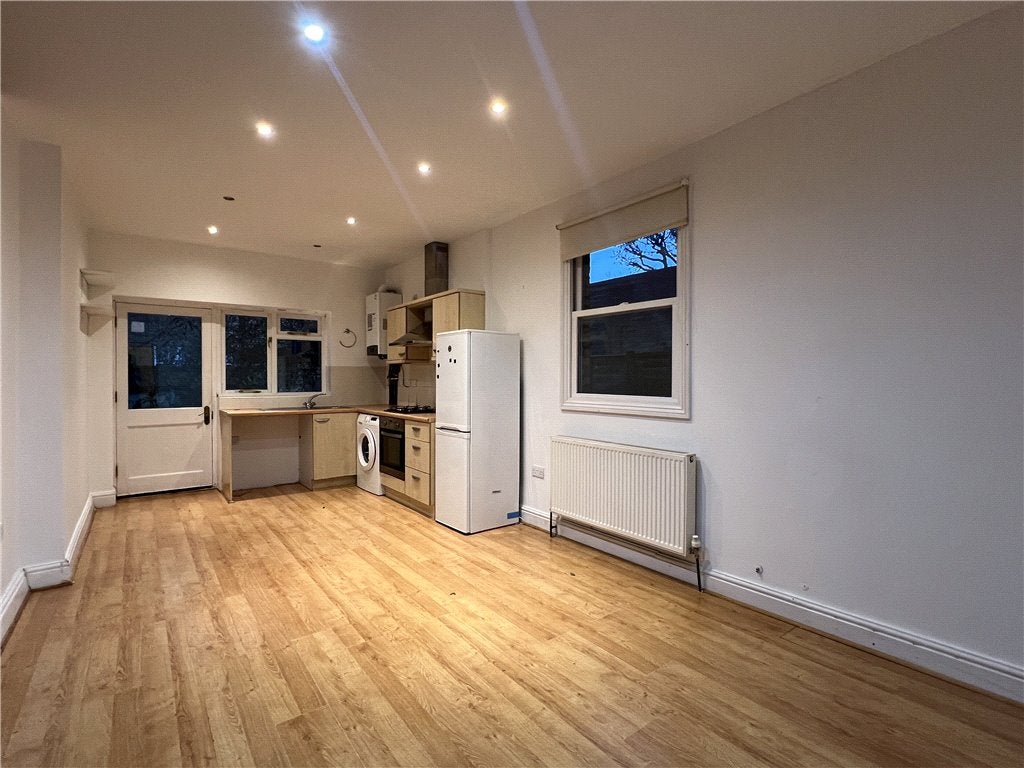 Flat Northfield Avenue in Greater London