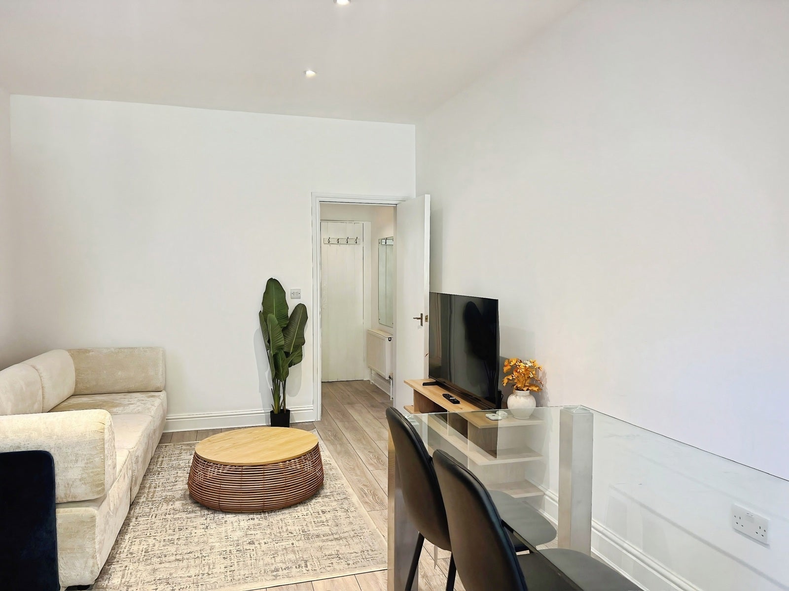 Flat Northfield Avenue in Greater London
