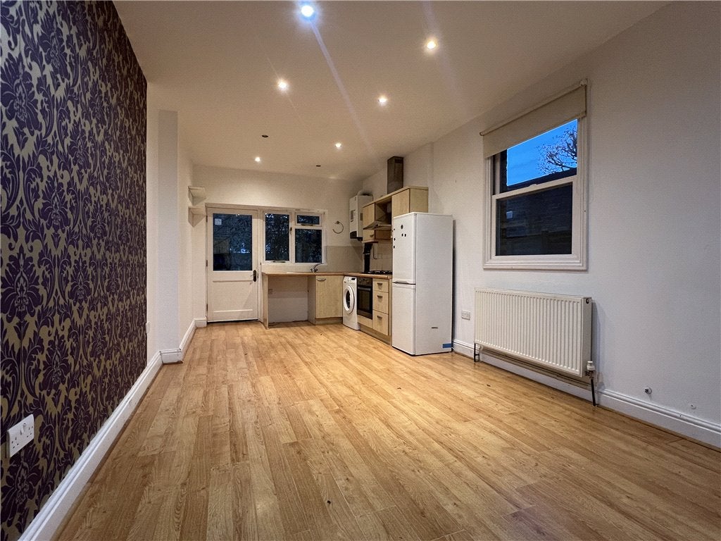 Flat Northfield Avenue in Greater London