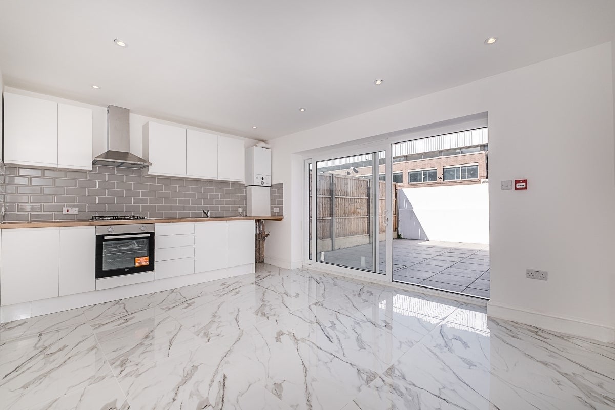 Flat Gambole Road in Greater London