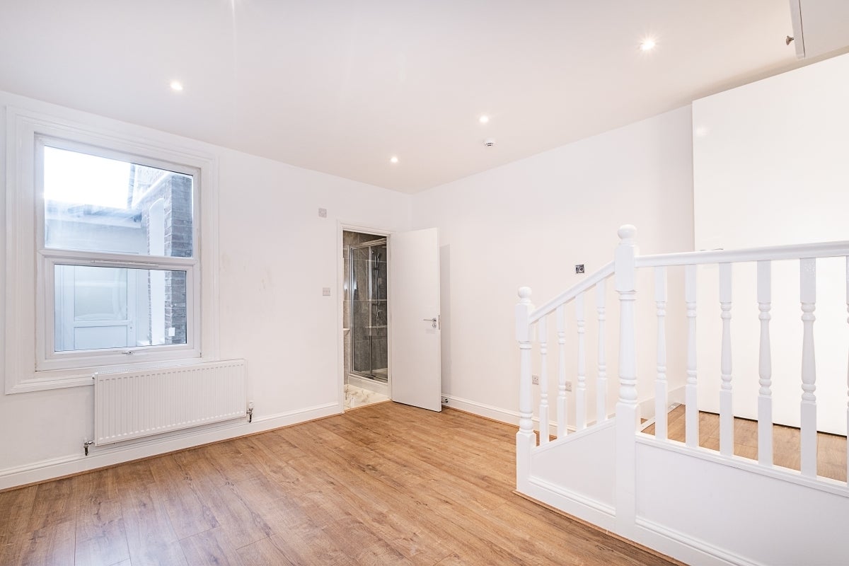 Flat Gambole Road in Greater London