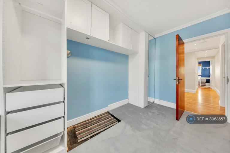 House Herent Drive in Greater London