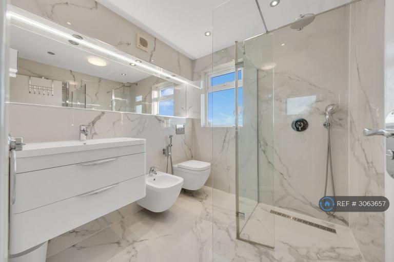House Herent Drive in Greater London