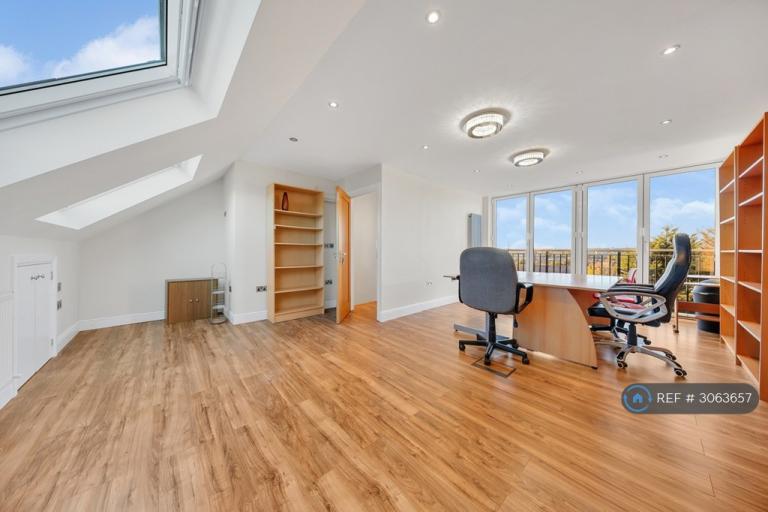 House Herent Drive in Greater London