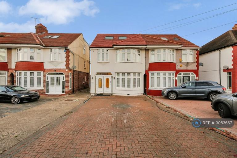 House Herent Drive in Greater London