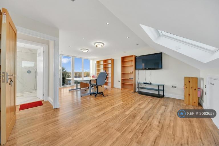 House Herent Drive in Greater London