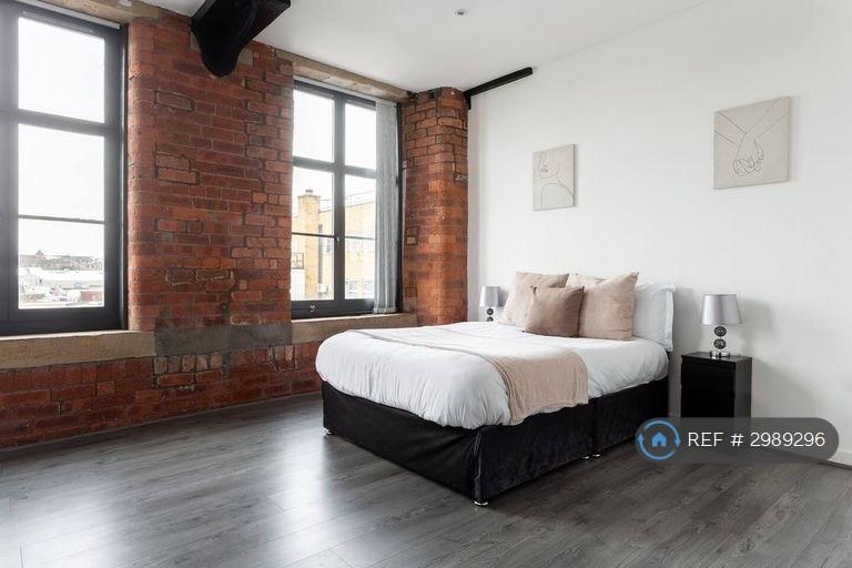 Flat Holdsworth Street in Bradford