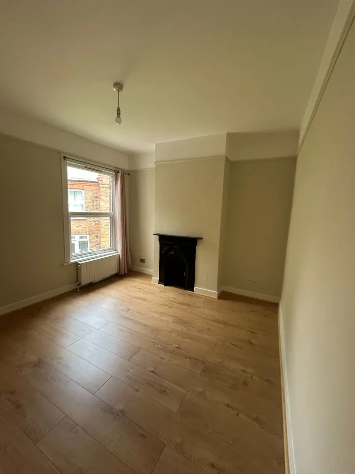 Flat Hawarden Road in Greater London