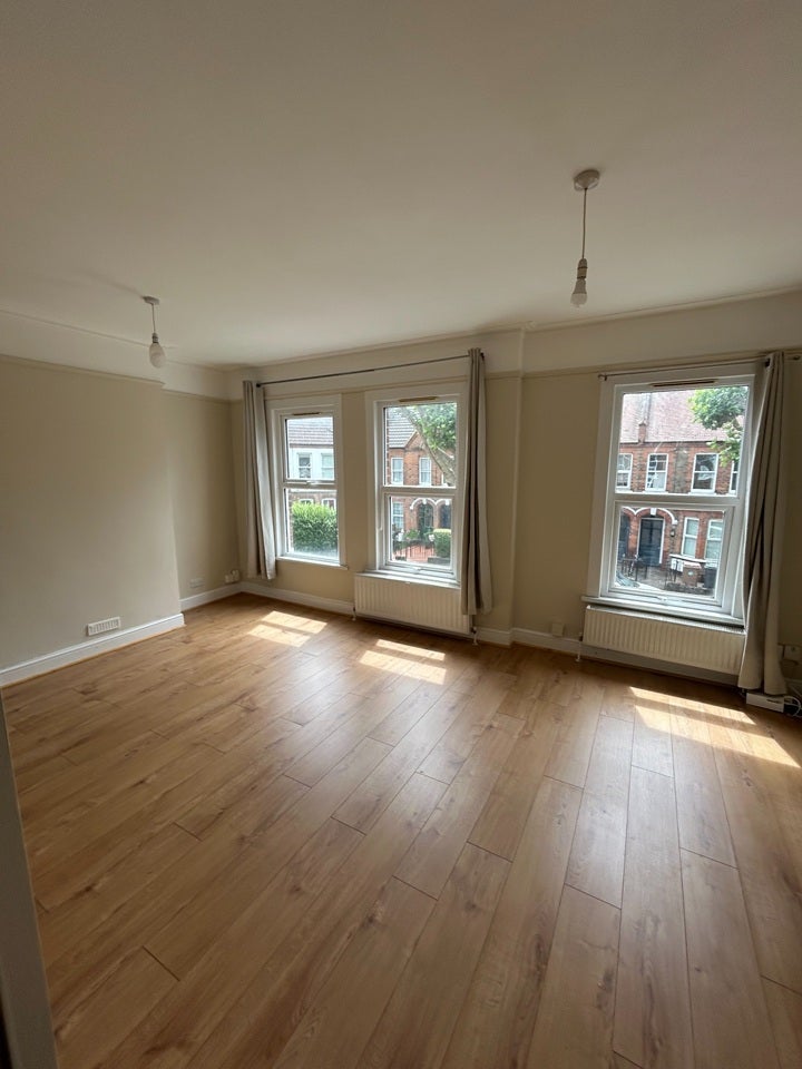Flat Hawarden Road in Greater London