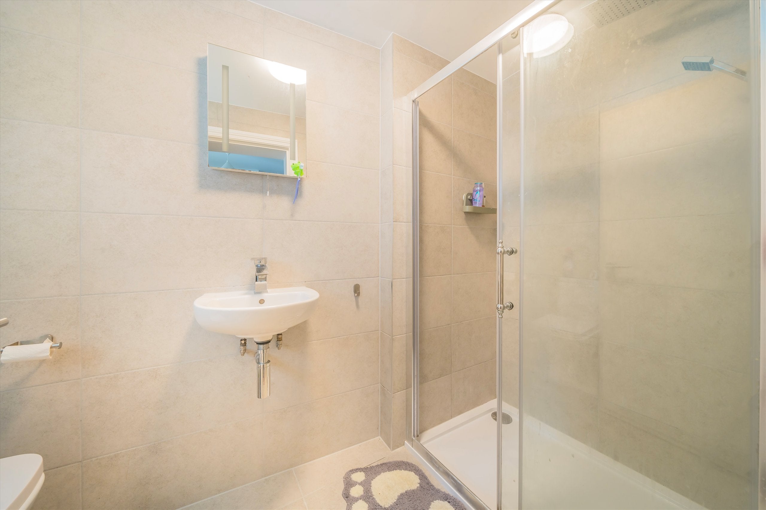 Flat Castletown Road in Greater London