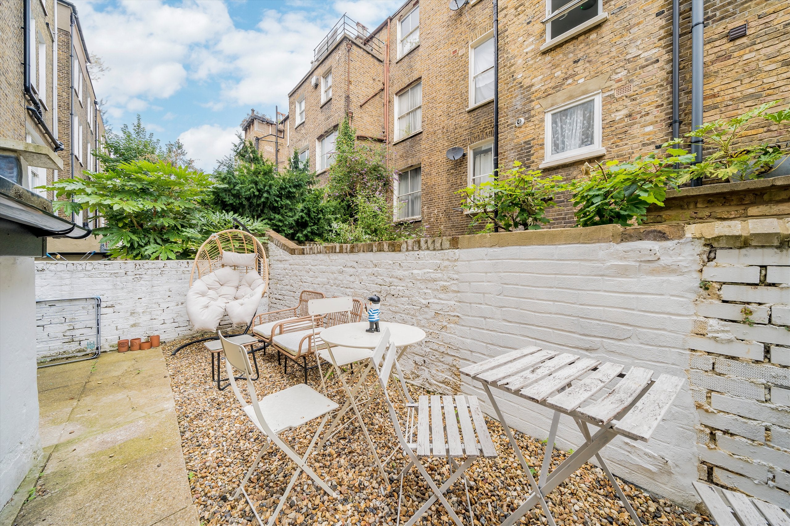 Flat Castletown Road in Greater London