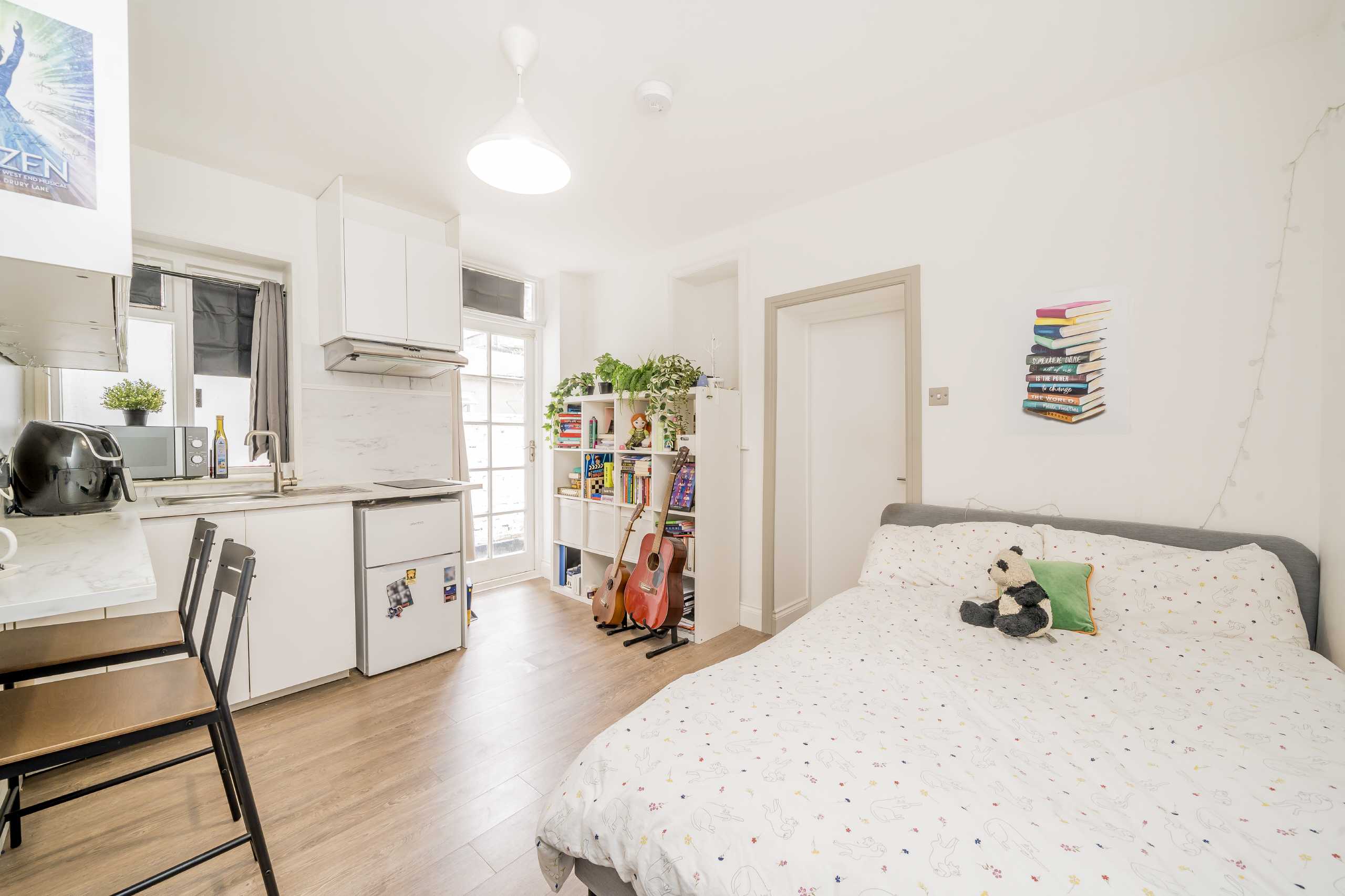 Flat Castletown Road in Greater London