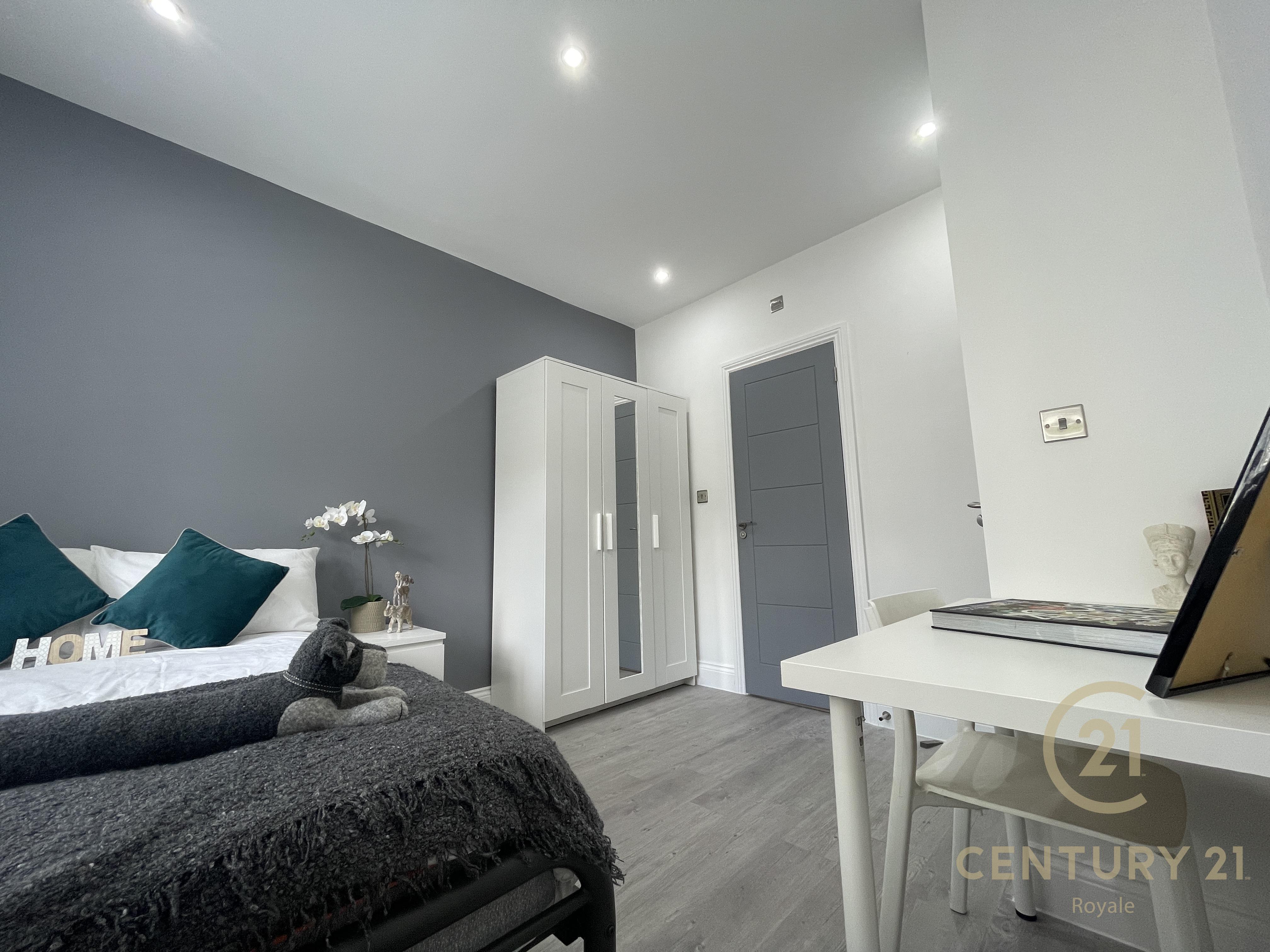 Room Hill Crescent in Greater London