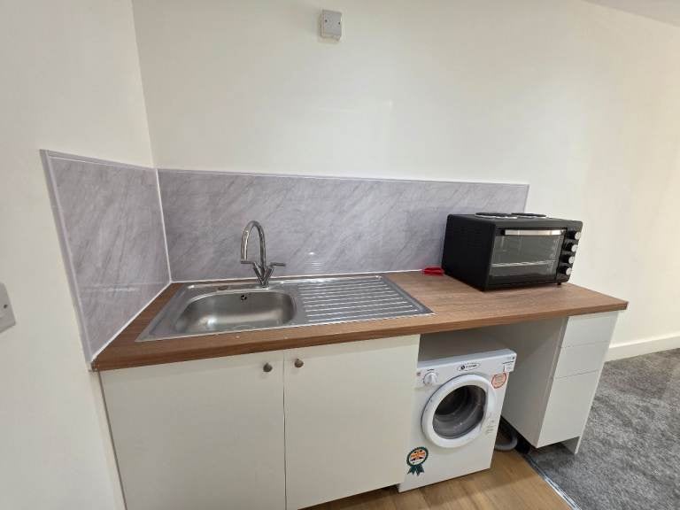 Flat Bideford Avenue in Greater London