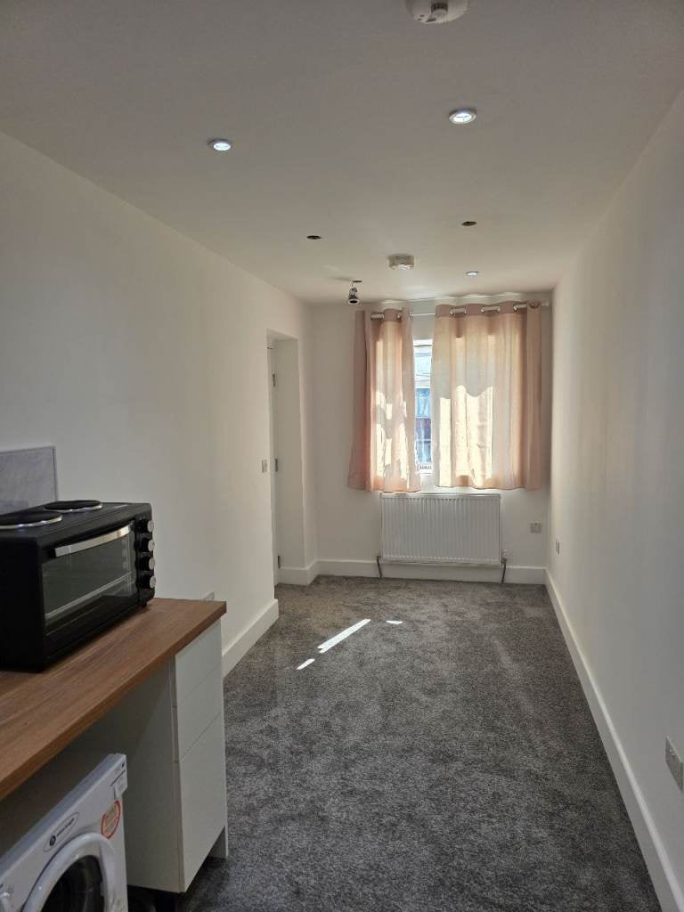 Flat Bideford Avenue in Greater London