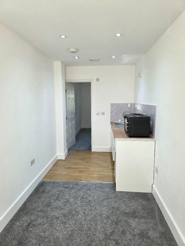 Flat Bideford Avenue in Greater London