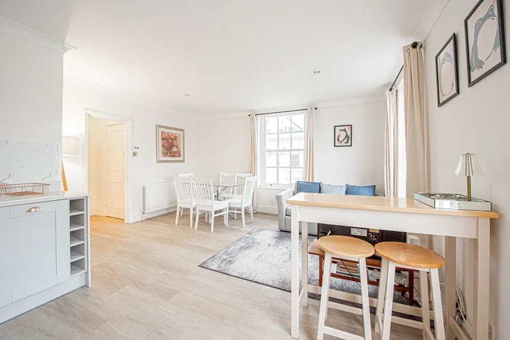 Flat Clarendon Street in City of Westminster
