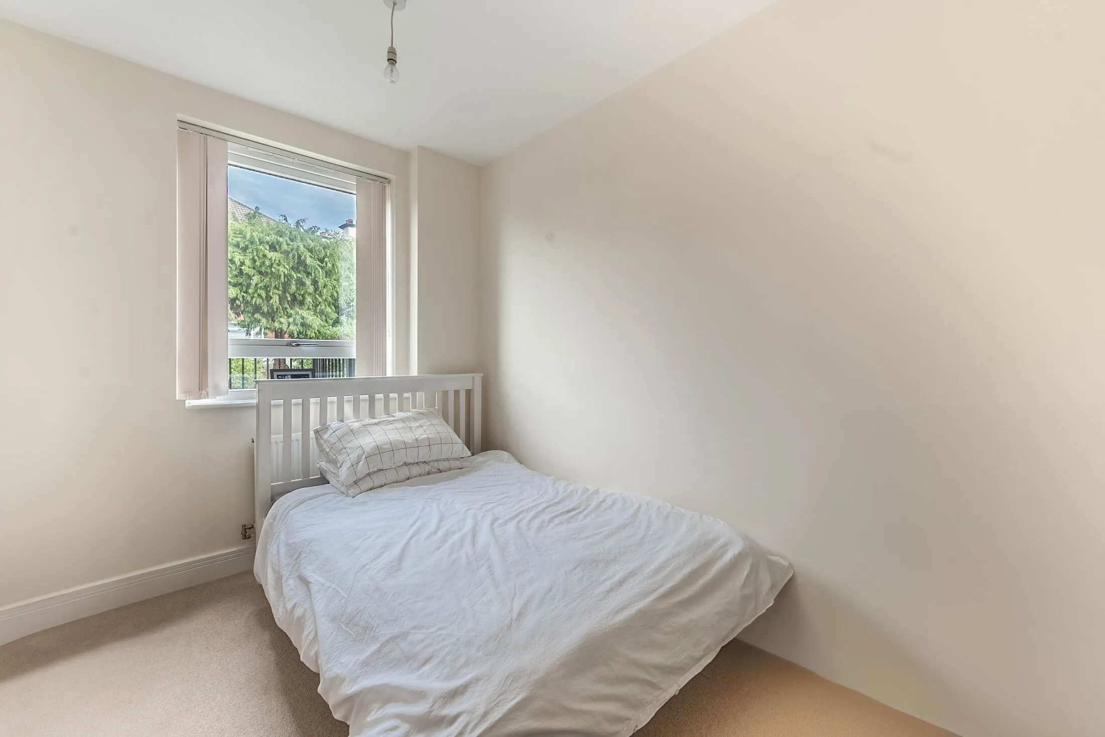 Flat Eastcote Road in Greater London