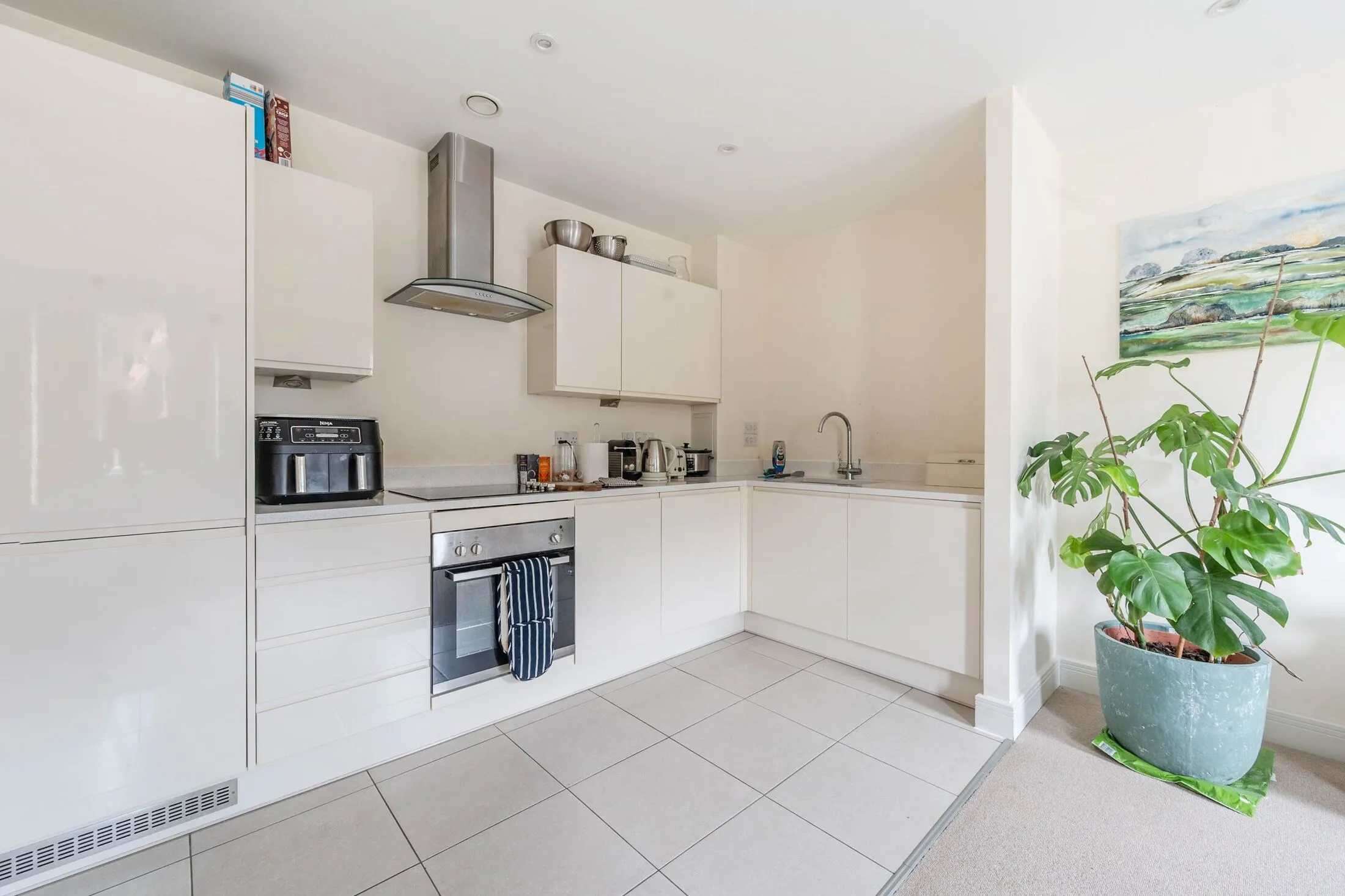 Flat Eastcote Road in Greater London