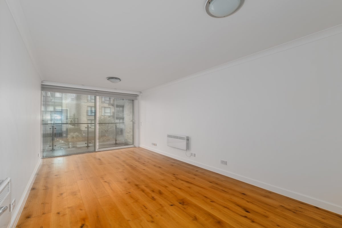 Flat Boardwalk Place in Greater London