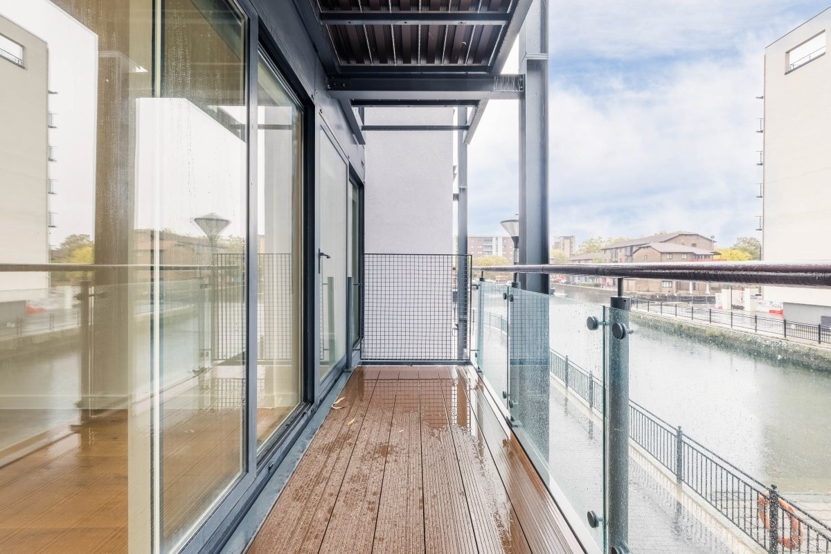 Flat Boardwalk Place in Greater London