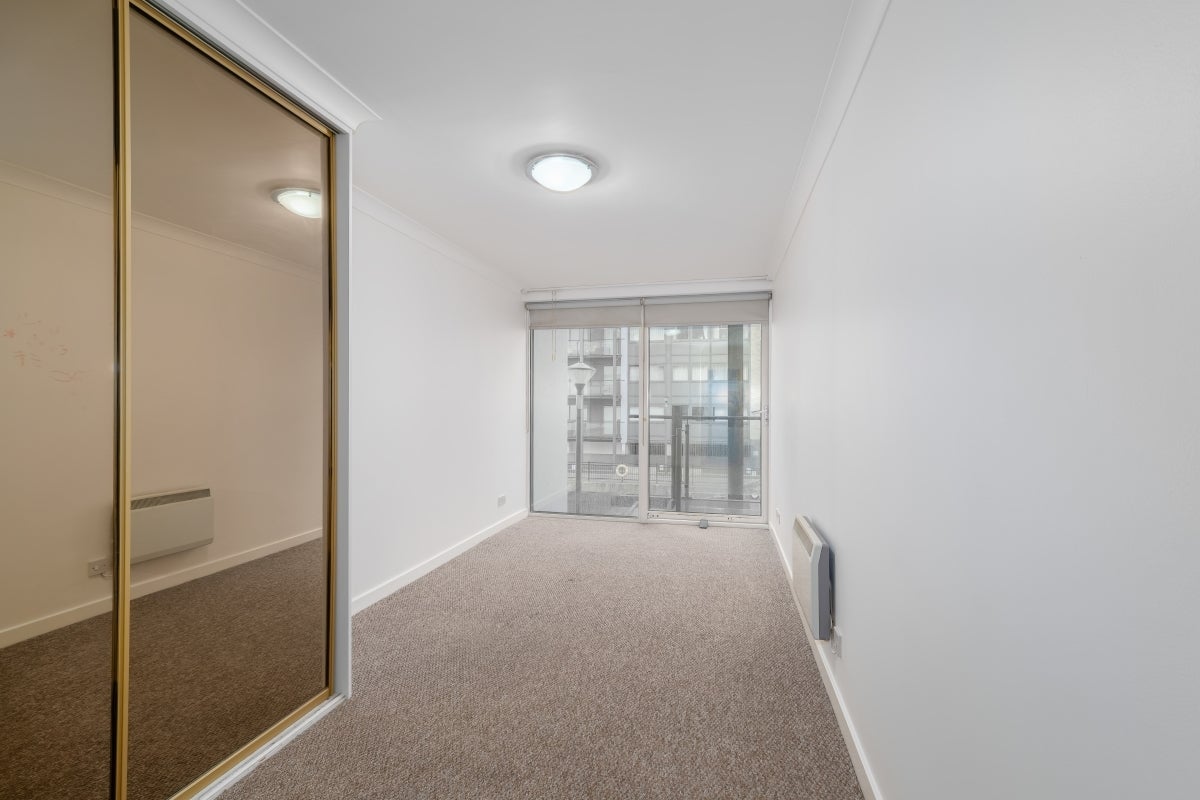 Flat Boardwalk Place in Greater London