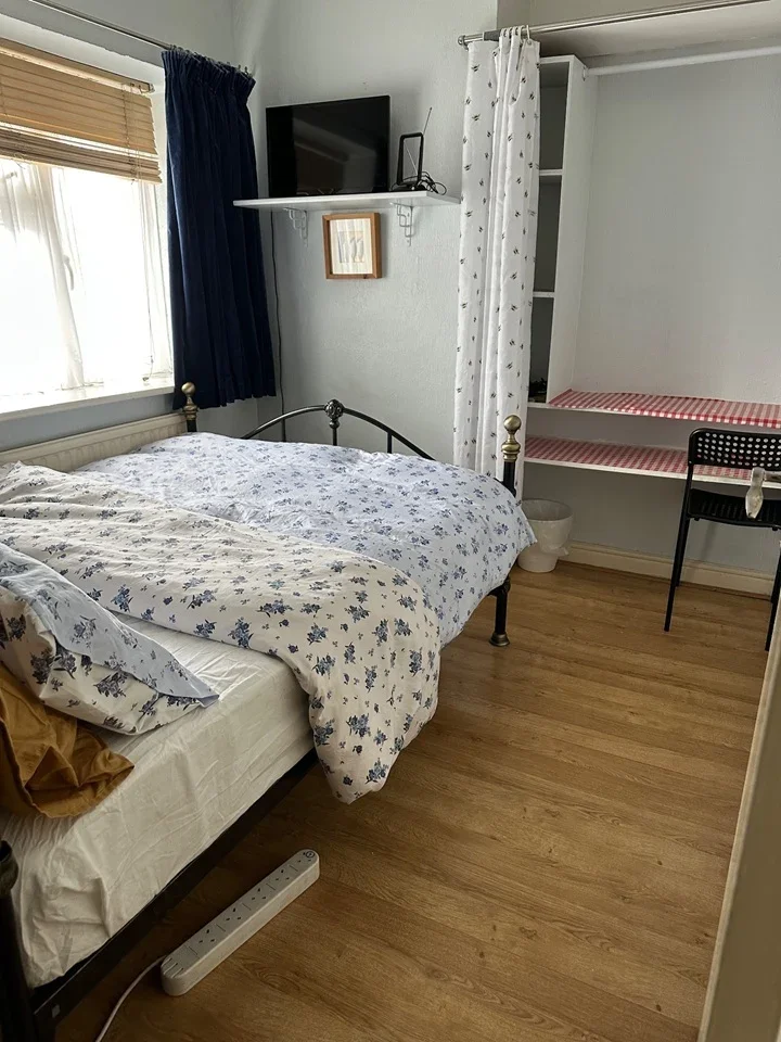 Room Bentley Drive in Greater London