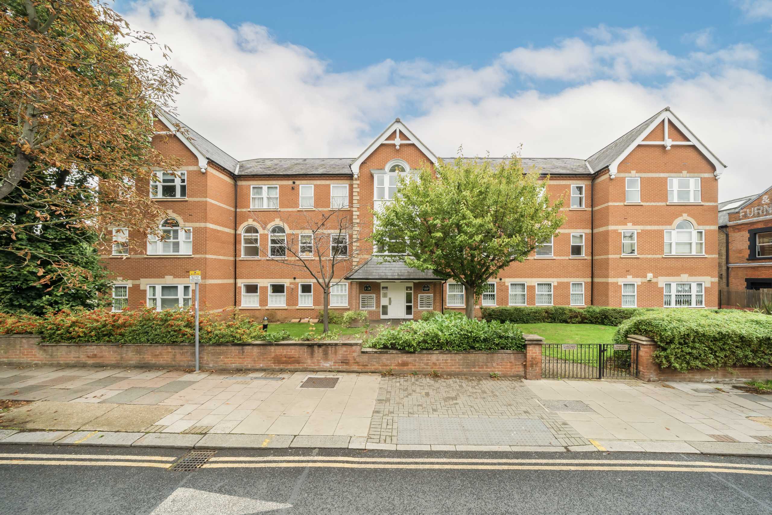 Flat Salusbury Road in Greater London