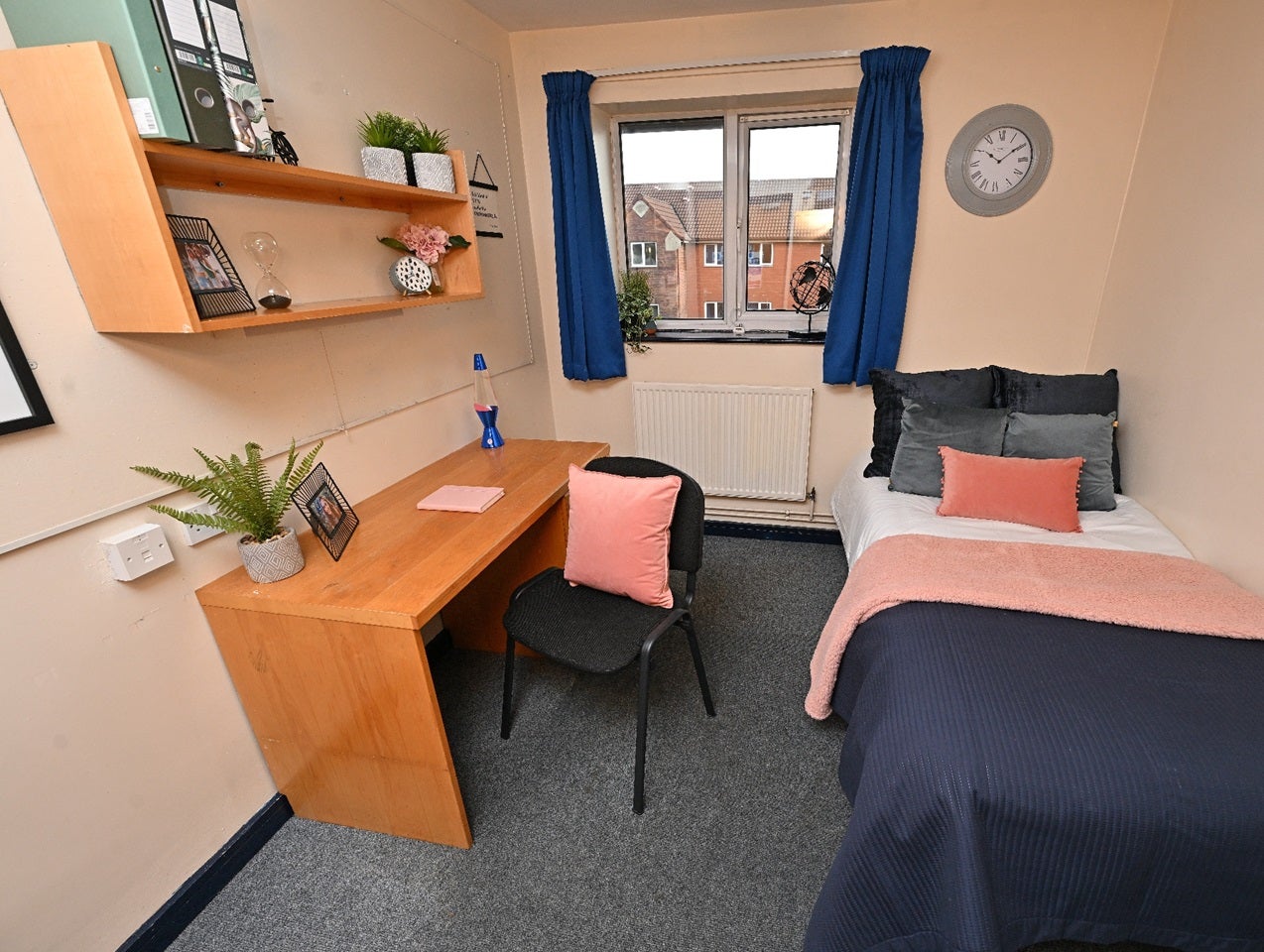 Room Thynne Street in Farnworth