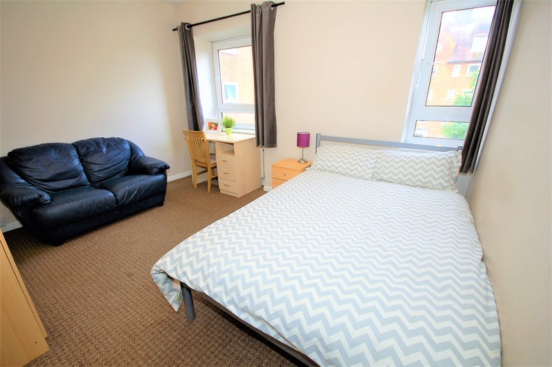 Room South End Close in Greater London