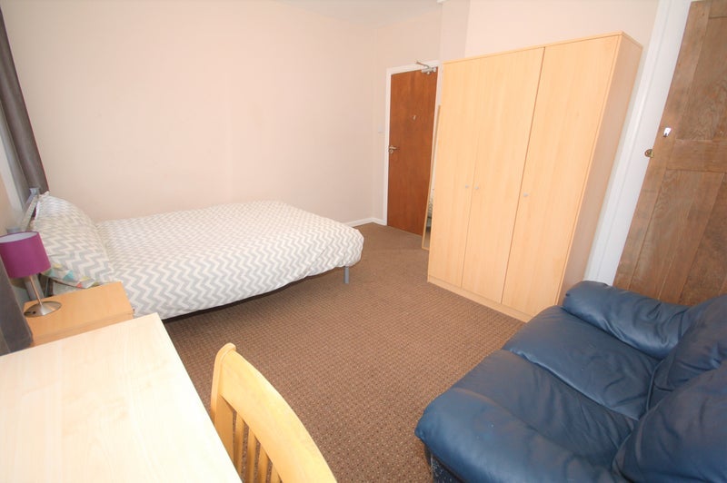 Room South End Close in Greater London
