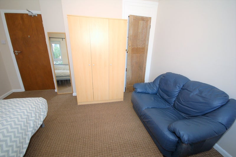 Room South End Close in Greater London