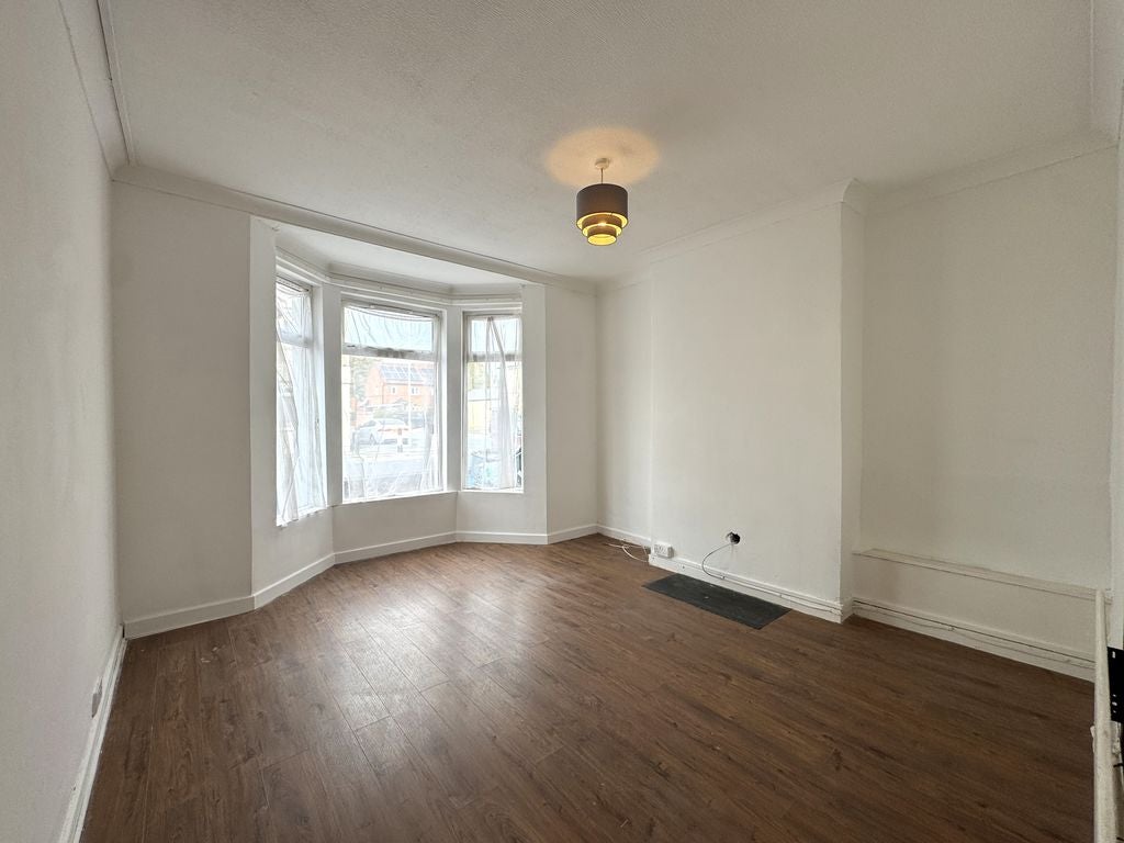 Flat Cromwell Road in Newport