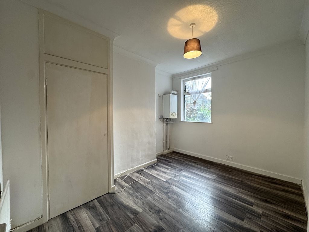 Flat Cromwell Road in Newport