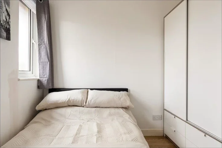 Flat Reverdy Road in Greater London