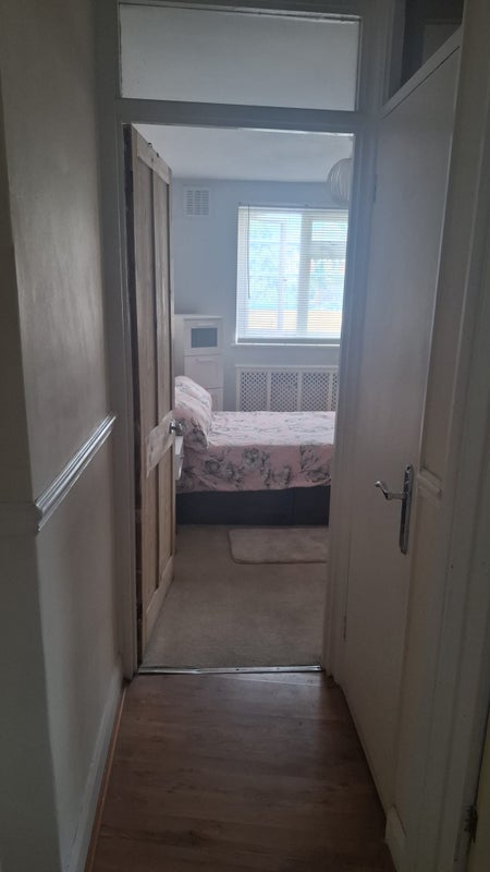 Room Hunsdon Road in Greater London