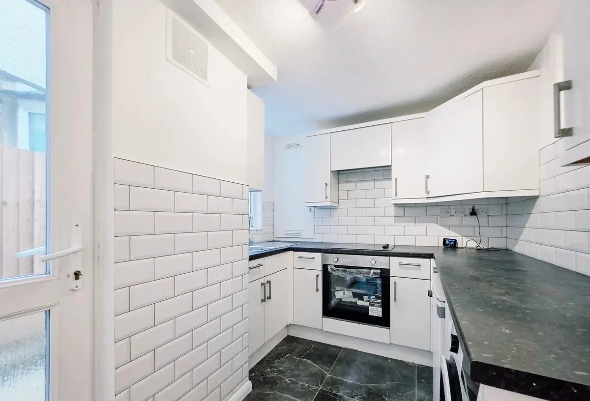 Flat Wellfield Road in Greater London
