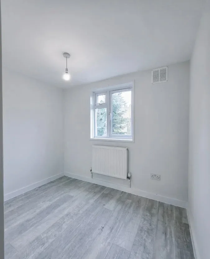Flat Wellfield Road in Greater London
